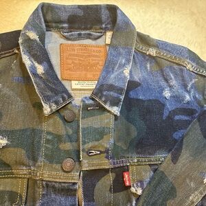LEVIS Premium Men's Jean Camo Trucker Jacket Phalarope Large Heavily Distressed